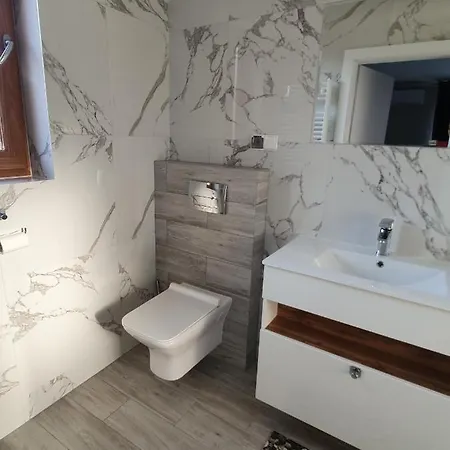 Alexandra Apartment *